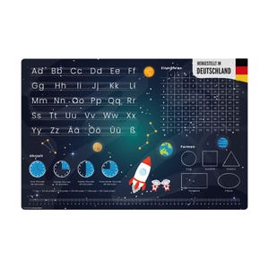 Peut inclure: Un set de table éducatif bleu foncé sur le thème de l'espace, avec l'alphabet, des chiffres, des formes et des horloges. Le set de table comprend le texte "HERGESTELLT IN DEUTSCHLAND" et un drapeau allemand.