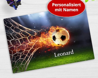 Könnte beinhalten: Ein personalisiertes Fußball-Platzset mit einem brennenden Fußball, der ins Tor geht. Das Platzset trägt den Namen "Leonard" aufgedruckt.