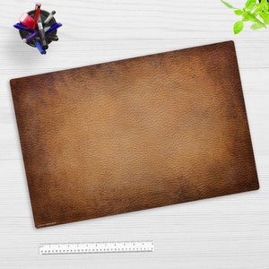 Schreibtischunterlage abwaschbar – Leder Optik braun – aus premium Vinyl - Hergestellt in Deutschland – in 60x40, 70x50, 80x40, 100x50 cm
