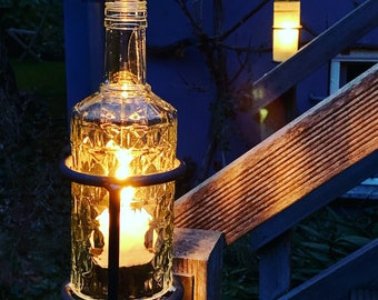 Windlicht aus alter Flasche - Laternenjunge Größe M - besonderes Unikat mit Metallkörper und Wandhalterung