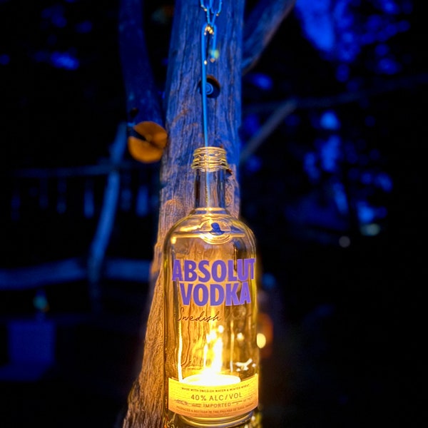 Windlicht aus Absolut Standard Vodka Flasche - mit Bild der schwedischen Brennerei als Aufdruck  - besonderes Unikat mit Drahteinsatz