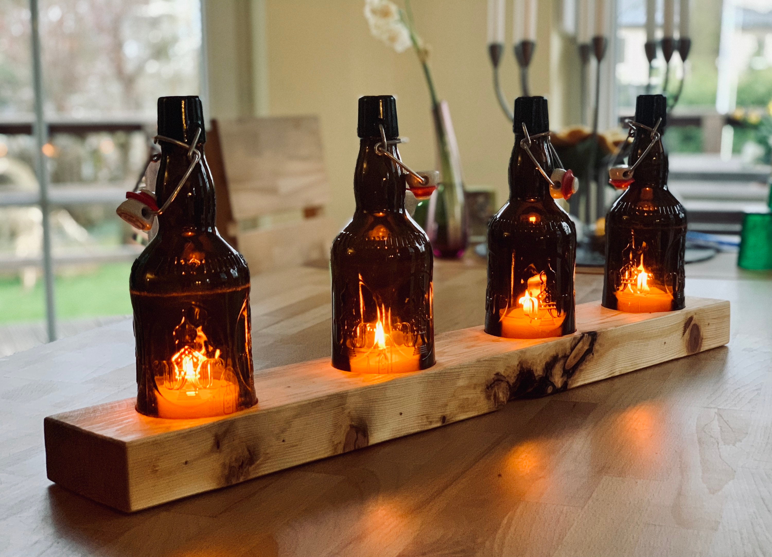 Lámpara de mesa hecha con botellas de cerveza antiguas - vidrio sobre  madera - pieza única sobre listón de techo o madera cuadrada - pedido  personalizado - Etsy México, image size:3000x2164