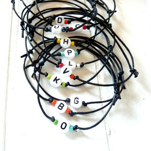 Letra de pulsera - con o sin cuentas para elegir - cordón de algodón negro - letra y tarjeta para elegir