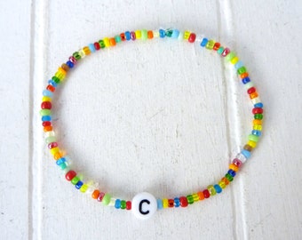 Armband kleurrijke letter rocailles - rocailles - elastiek - initialen armband naam