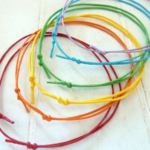 Tobilleras arcoíris - set de 6 - cordón de algodón ajustable - tarjeta para elegir