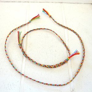 Gevlochten armband kleurrijk - open of met schuifknoop - kaart naar keuze - vriendschapsarmband - regenboog