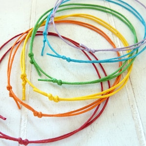 Pulseras/Collares - Juego de 6 - Arcoíris - Cordón de algodón ajustable - Pulsera/Collar a elegir Tarjeta a elegir
