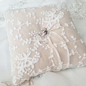 Ring pillow made of linen with lace