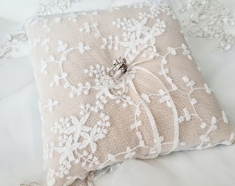 Ring pillow made of linen with lace