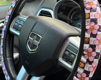 Daisy Smiley on Checkered Pattern Steering Wheel Cover