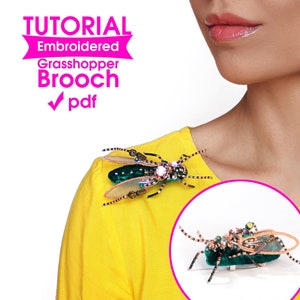 Puede incluir: Un tutorial para un broche de saltamontes bordado. La imagen muestra un broche de saltamontes bordado en verde y dorado sobre una camisa amarilla. El tutorial está disponible para descargar en PDF.