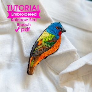 以下が含まれることがあります： 虹色の鳥のブローチの刺繍チュートリアル、PDFダウンロード。鳥は青、緑、オレンジ、茶色の色合いでカラフルです。
