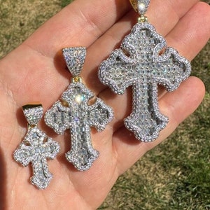 Pendentifs croix gothiques Baguette Moissanite glacés (3 tailles !) Or vermeil 14 carats pour homme et femme sur argent sterling 925, RÉUSSITE LE TESTEUR DE DIAMANTS !