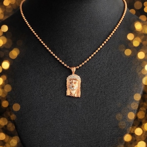 14Kローズゴールドメッキのスターリングシルバー製イエスペンダント、模造ダイヤモンドが散りばめられたアイスアウトチャーム