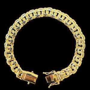 Könnte beinhalten: Ein goldenes Kettenarmband mit einem Boxverschluss. Das Armband besteht aus ineinandergreifenden Gliedern.