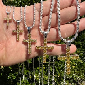 Colgantes de cruz de tenis de moissanita amarillo canario para hombre y mujer, en plata de ley 925 maciza. ¡Disponibles en 5 tamaños! ¡Supera la prueba de diamantes!