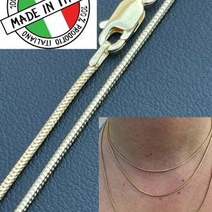 Puede incluir: Un collar de cadena de serpiente de oro con cierre de langosta. El collar est&aacute; hecho en Italia y es 100% producto italiano. La imagen muestra el collar en un modelo que lleva tres de los mismos collares en capas.