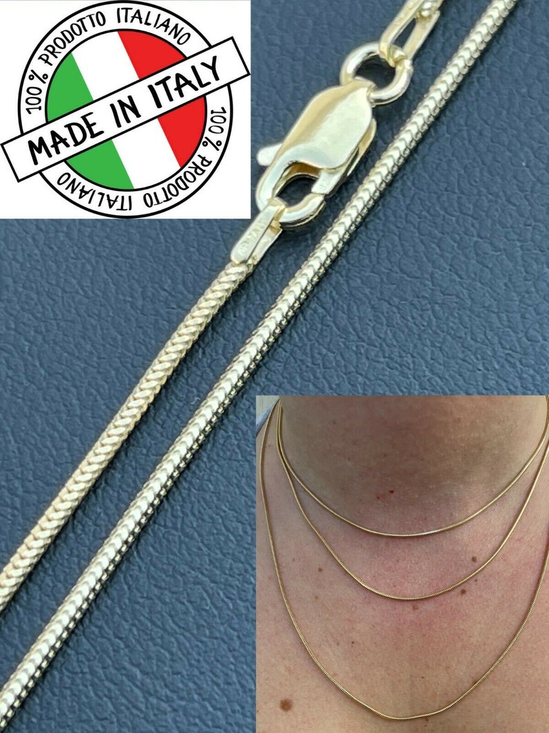 Puede incluir: Un collar de cadena de serpiente de oro con cierre de langosta. El collar est&aacute; hecho en Italia y es 100% producto italiano. La imagen muestra el collar en un modelo que lleva tres de los mismos collares en capas.