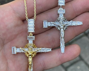 Ciondolo crocifisso ghiacciato: oro 14k su argento 925, diamante baguette simulato - Italia
