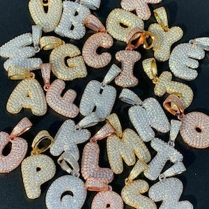 Colgantes con iniciales de letras de burbuja con grafiti de moissanita en plata de ley 925 con acabado en rodio, oro amarillo y oro rosa. ¡PASA LA PRUEBA DE DIAMANTES!