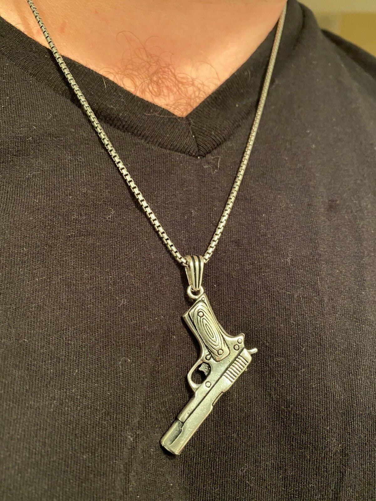 Collana Uomo Con Ciondolo Pistola Revolver – Acciaio Inox, Insegna Pace, MENDEL