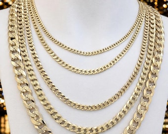 Könnte beinhalten: Präsentation von goldfarbenen Kettenhalsketten in verschiedenen Stärken. Die Halsketten sind auf einer weißen Mannequin-Büste angeordnet, die die verschiedenen Stile und Größen des Schmucks hervorhebt. Die Ketten haben ein klassisches Curb-Link-Design.