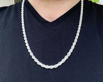 Op de afbeelding: Een zilveren touwketting. De ketting is dik en heeft een glanzende afwerking.