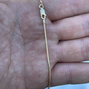 Puede incluir: Un collar de cadena de oro con cierre de langosta.
