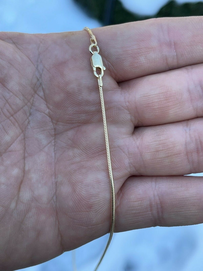 Puede incluir: Un collar de cadena de oro con cierre de langosta.