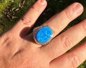Anillo de sello de ópalo de fuego azul de plata esterlina oxidada
