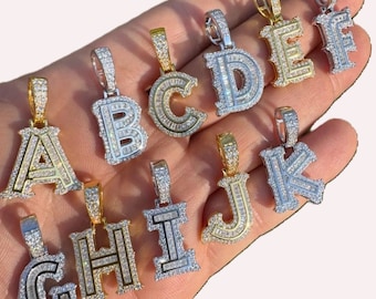 Colgante gótico con inicial de moissanita: plata de ley, acabado en rodio/oro