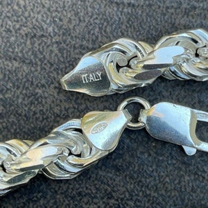 Puede incluir: Collar de cadena de plata con un dise&ntilde;o de cuerda trenzada. El cierre tiene la inscripci&oacute;n "ITALIA".