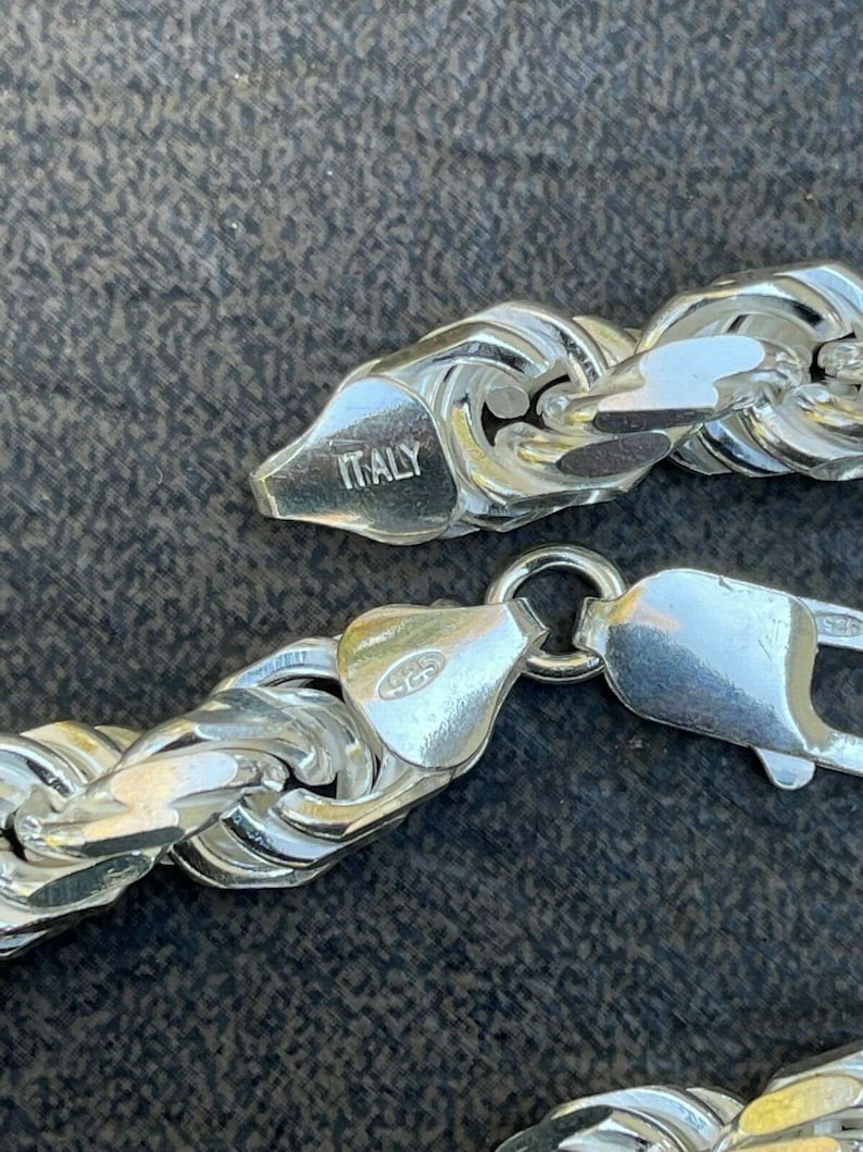 Puede incluir: Collar de cadena de plata con un dise&ntilde;o de cuerda trenzada. El cierre tiene la inscripci&oacute;n "ITALIA".