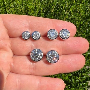Echte Moissanite Bezel Ohrstecker für Männer oder Frauen, Massiv 925 Sterling Silber, PASSES DIAMANTTESTER, 3 Größen: 6,5 mm, 8 mm, 10 mm