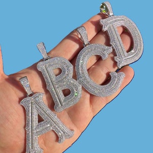 Grandes colgantes con iniciales de letras góticas de moissanita de 2" en plata de ley 925, acabado en rodio. ¡PASA LA PRUEBA DE DIAMANTES!