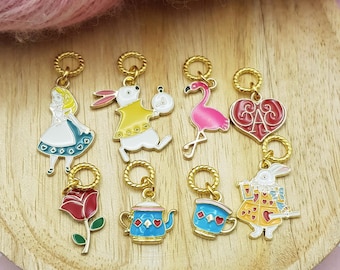 8 segnapunti di Alice nel Paese delle Meraviglie | gioielli realizzati a maglia o all'uncinetto e assemblati a mano | per magliaie e uncinettatrici creative