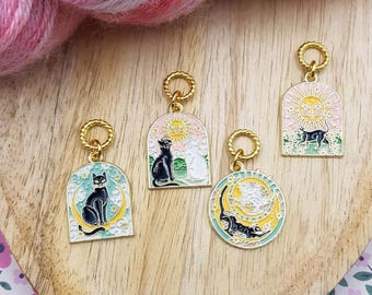 Steekmarkeerders met zwarte kat, maan en zon | Handgemaakte gebreide of gehaakte sieraden | Creatieve breier en haker