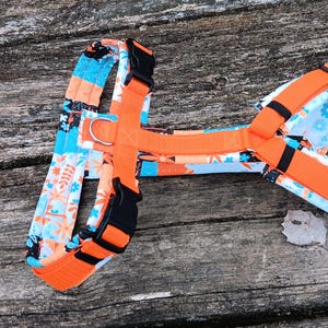 Könnte beinhalten: Ein Set aus drei Keramikbechern mit einem verspielten Design. Jeder Becher zeigt eine andere Illustration: eine lächelnde Sonne, einen Halbmond und einen Stern. Die Becher sind weiß mit schwarzen Umrissen und Akzenten.