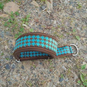Könnte beinhalten: Ein braunes und türkisfarbenes Hundehalsband mit einem Hahnentrittmuster. Das Halsband hat eine silberne Metallschnalle.