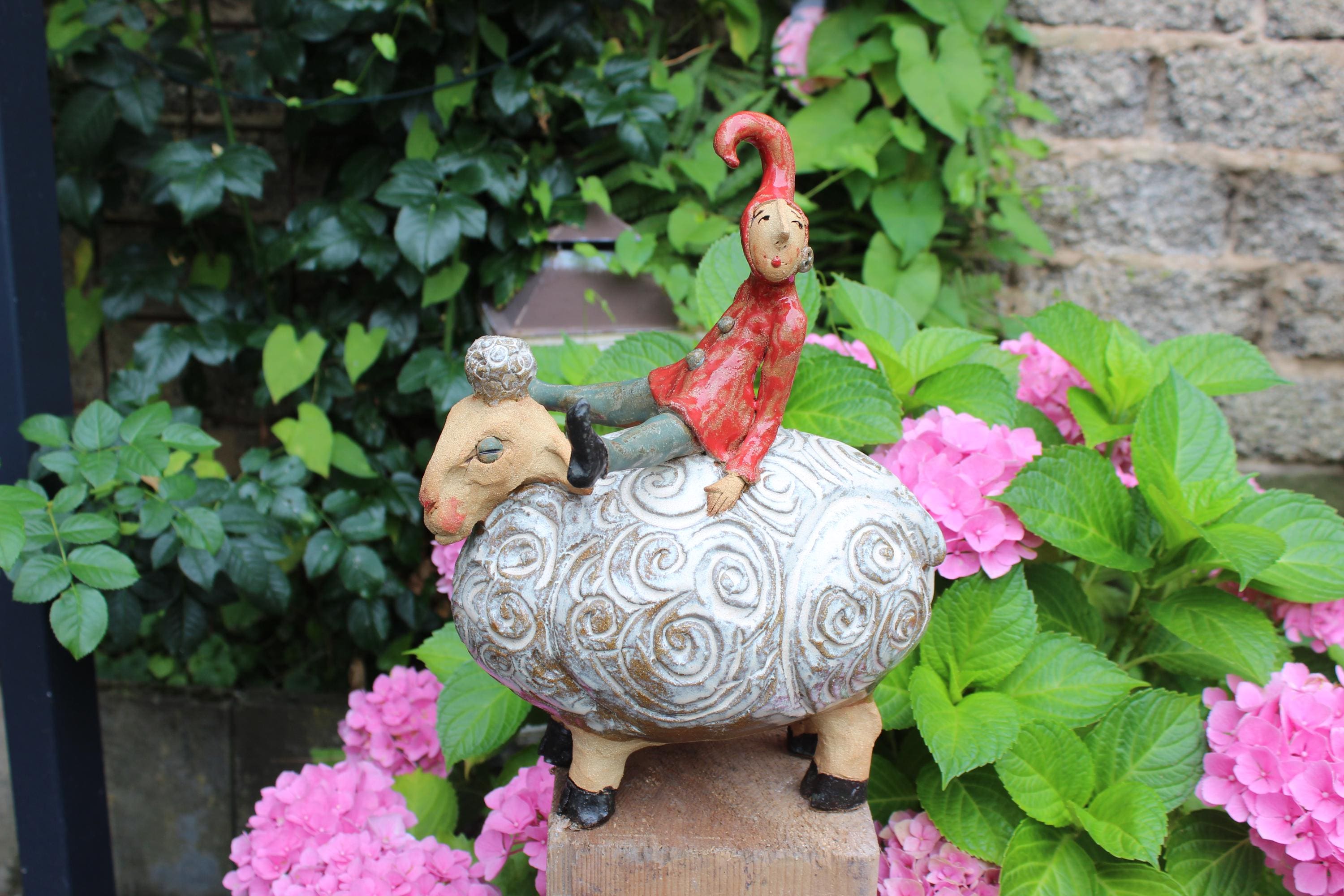Schaf mit Wichtel, Skulptur , Gartenkeramik