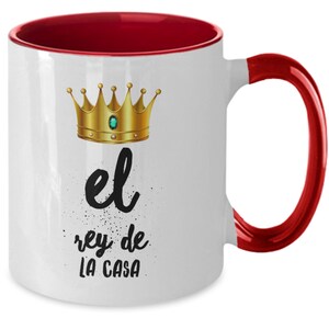 Puede incluir: Taza de cer&aacute;mica blanca con interior y asa rojos. La taza presenta un dise&ntilde;o de corona dorada con una gema verde y el texto "el rey de LA CASA" en escritura negra. Una divertida idea para regalo.