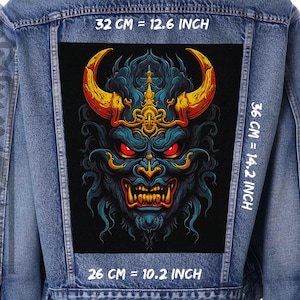 Peut inclure: Une veste en jean avec un patch noir représentant une illustration colorée d'un démon japonais avec des cornes, des yeux rouges et une expression féroce. Le patch mesure 32 cm de large, 36 cm de haut et 26 cm de profondeur.
