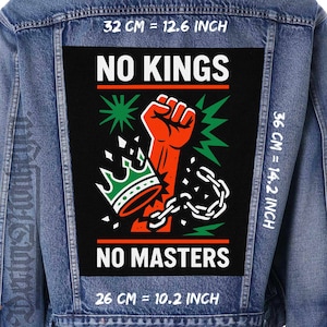 以下が含まれることがあります： 「NO KINGS」と「NO MASTERS」の文字が入った大きな黒いパッチが付いたデニムジャケット。パッチには、拳を突き上げた手、王冠、鎖が含まれています。パッチのサイズは幅32cm、高さ36cm、長さ26cmです。