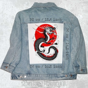 Könnte beinhalten: Eine Schwarzweißillustration eines Drachen mit einer roten Sonne dahinter. Der Drache ist zu einem Kreis zusammengerollt, mit dem Schwanz im Maul. Die Illustration ist auf weißem Hintergrund und misst 36 cm x 26 cm.