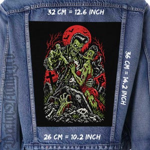 Puede incluir: Una chaqueta de mezclilla azul con un gran parche rectangular en la espalda que muestra una ilustración de dos zombis verdes en un cementerio bajo una luna roja. El parche mide 32 cm por 36 cm, con un ancho inferior de 26 cm, o 12.6 por 14.2 por 10.2 pulgadas.