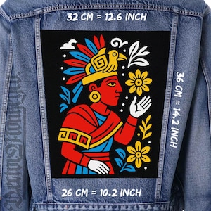 Peut inclure: Veste en jean avec un grand écusson rectangulaire orné d'une illustration colorée d'une figure en costume traditionnel. L'écusson, mesurant 32 cm x 36 cm, présente un motif rouge, jaune et bleu. Le texte "32 CM = 12.6 INCH" et "36 CM = 14.2 INCH" est visible.