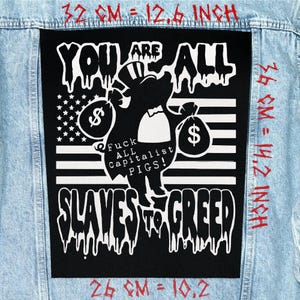 Può includere: Una toppa in bianco e nero con la scritta "YOU ARE ALL SLAVES TO GREED" e l'illustrazione di un maiale che tiene sacchi di denaro. La toppa include anche la scritta "Fuck ALL CAPITALIST PIGS!" e misura 26 cm per 36 cm.