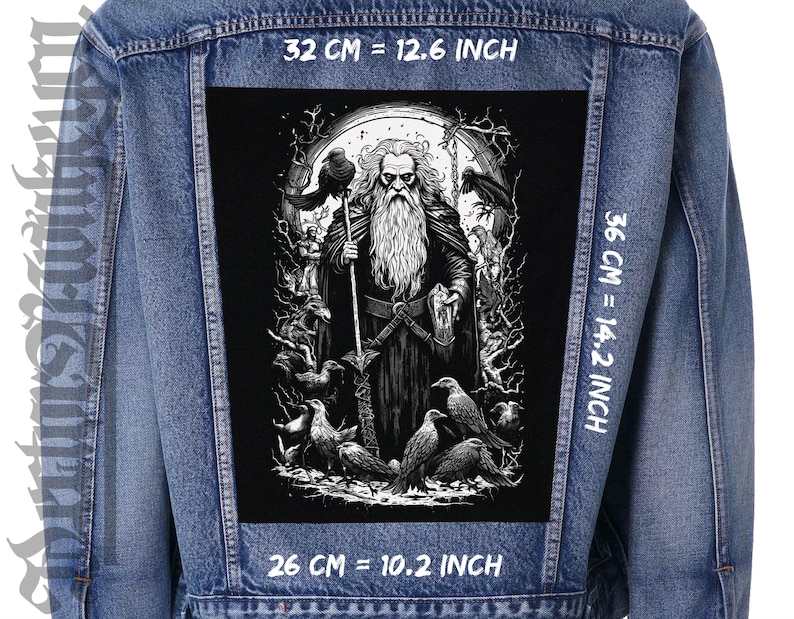 Puede incluir: Ilustraci&oacute;n en blanco y negro de un hombre barbudo con un bast&oacute;n, rodeado de cuervos. La imagen est&aacute; sobre un fondo negro con un borde blanco. El texto "32 CM = 12.6 INCH", "36 CM = 14.2 INCH", y "26 CM = 10.2 INCH" est&aacute; impreso alrededor de la imagen.