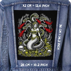 Puede incluir: Una chaqueta de mezclilla azul con un gran parche rectangular en la espalda que muestra una criatura serpiente de varias cabezas y una figura central. El parche mide 26 cm por 36 cm. El diseño incluye calaveras, monedas de oro y llamas rojas.