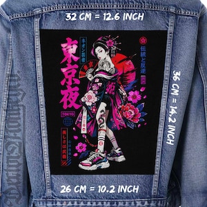 May include: Denim jacket with a large, rectangular patch featuring a geisha illustration. The geisha is in a kimono with floral and dragon tattoos, holding a fan. The patch is 32 cm wide and 36 cm tall, with Japanese text.